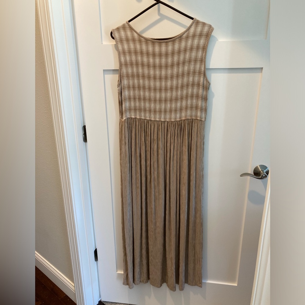 Sleeveless maxi-dress with 2 pockets in Medium.